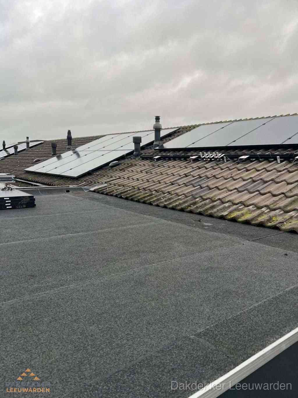 Bitumen dakbedekking op plat dak met aansluitend pannendak en zonnepanelen in Leeuwarden