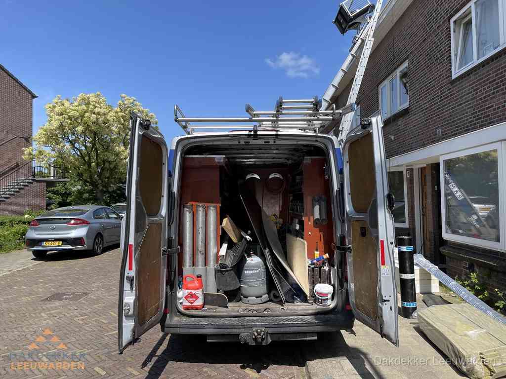 Spoed dakdekker bus met gereedschap en ladder bij woning in Leeuwarden