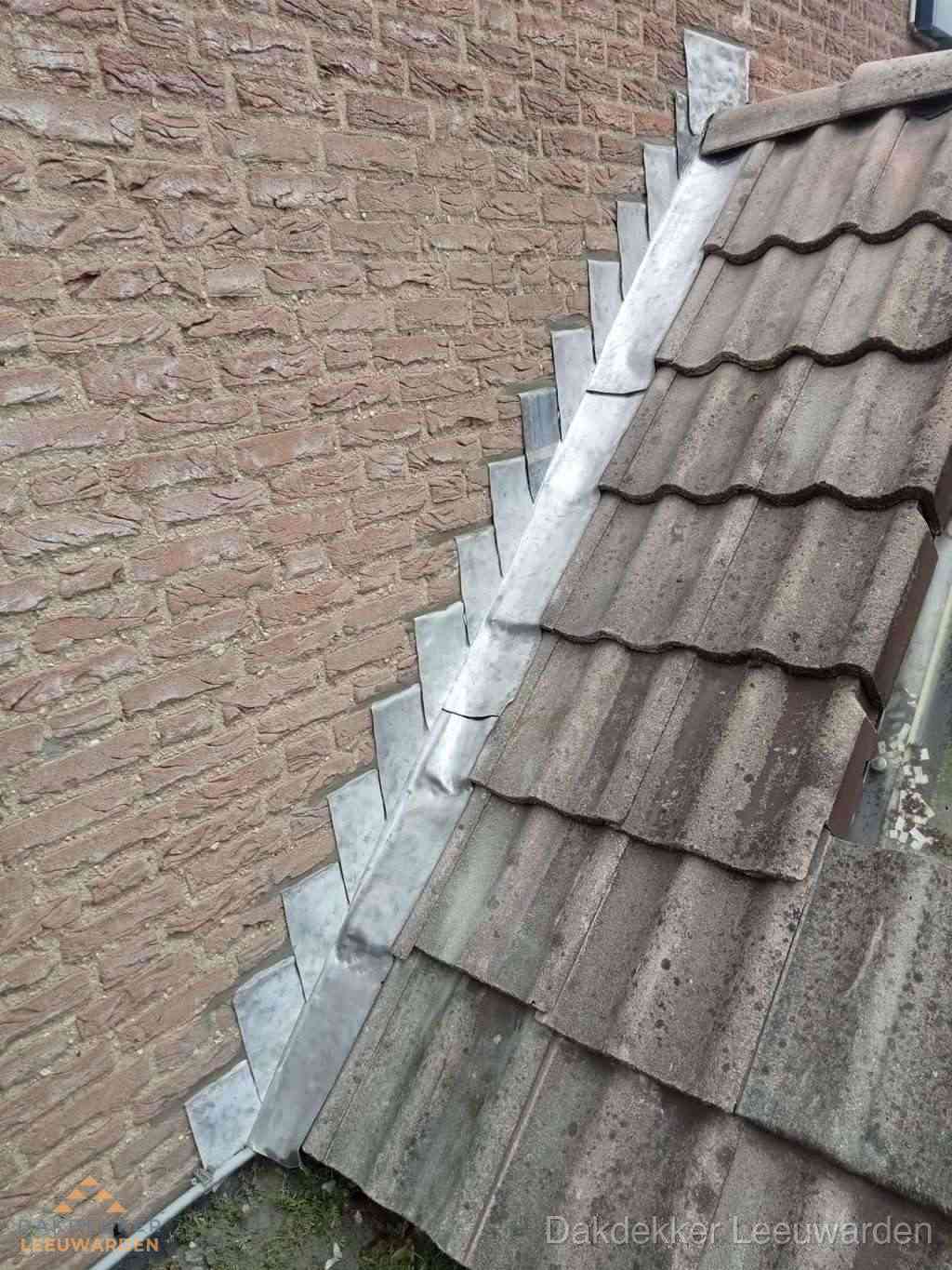 Loodslabben langs dakaansluiting bij bakstenen muur in Leeuwarden