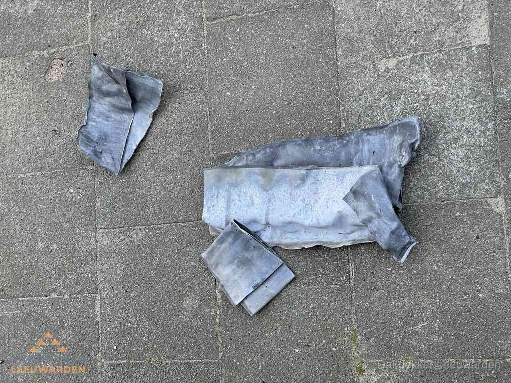 Oude verwijderde loodslabben na vervanging in Leeuwarden